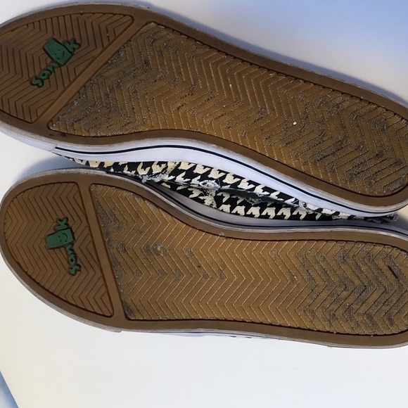 FINAL! SANUK BLACK & WHITE DISTRESSED FRINGE SLIP ONS - Picture 6 of 7